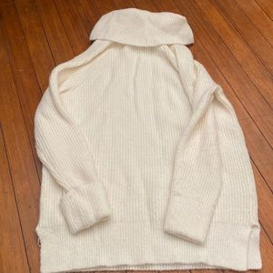 super cute long turtle neck sweater! it’s been worn a few times!